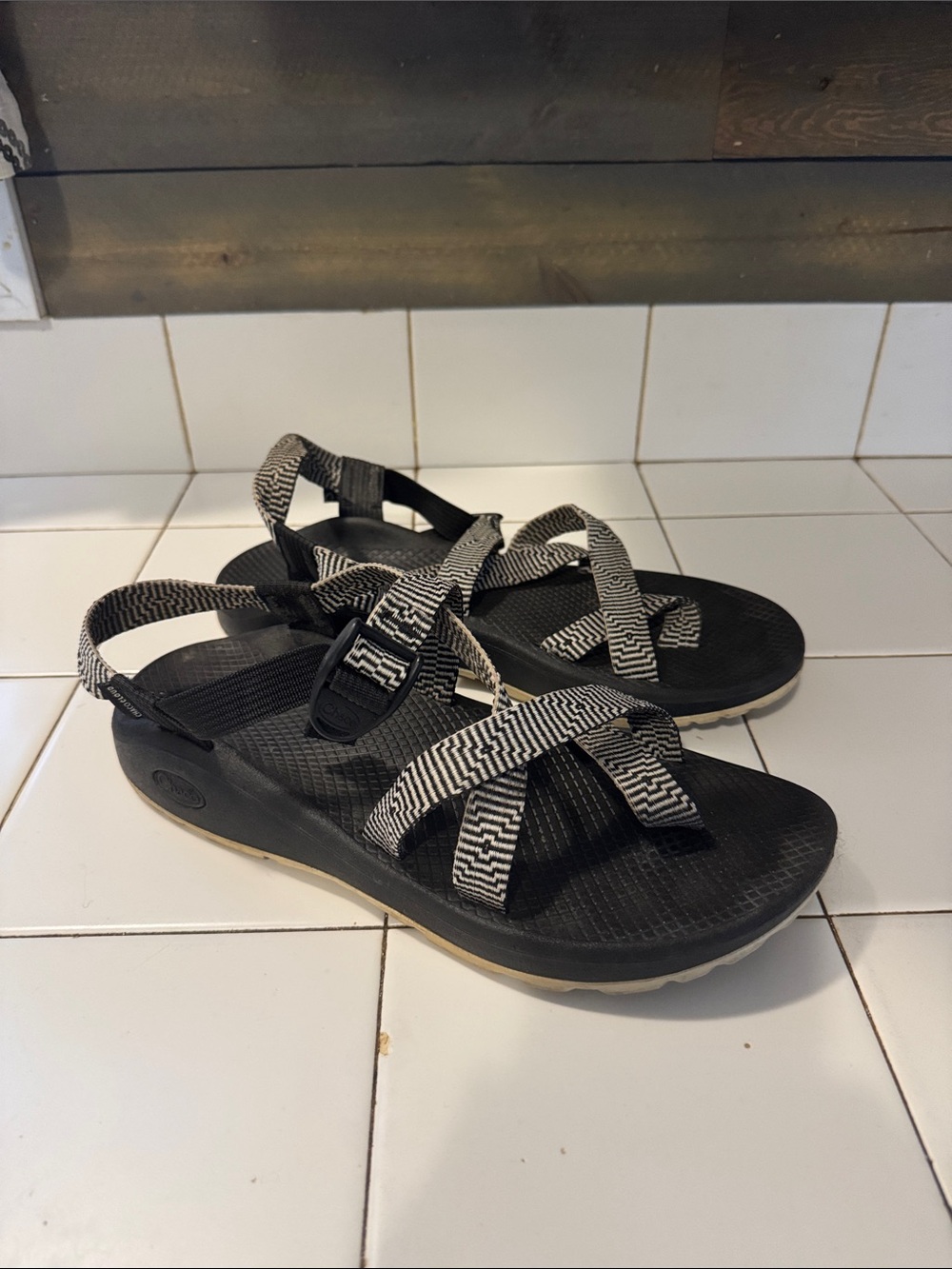 Chaco Cloud Women's Black Sport Water Sandals with Black & White Straps Sz 11